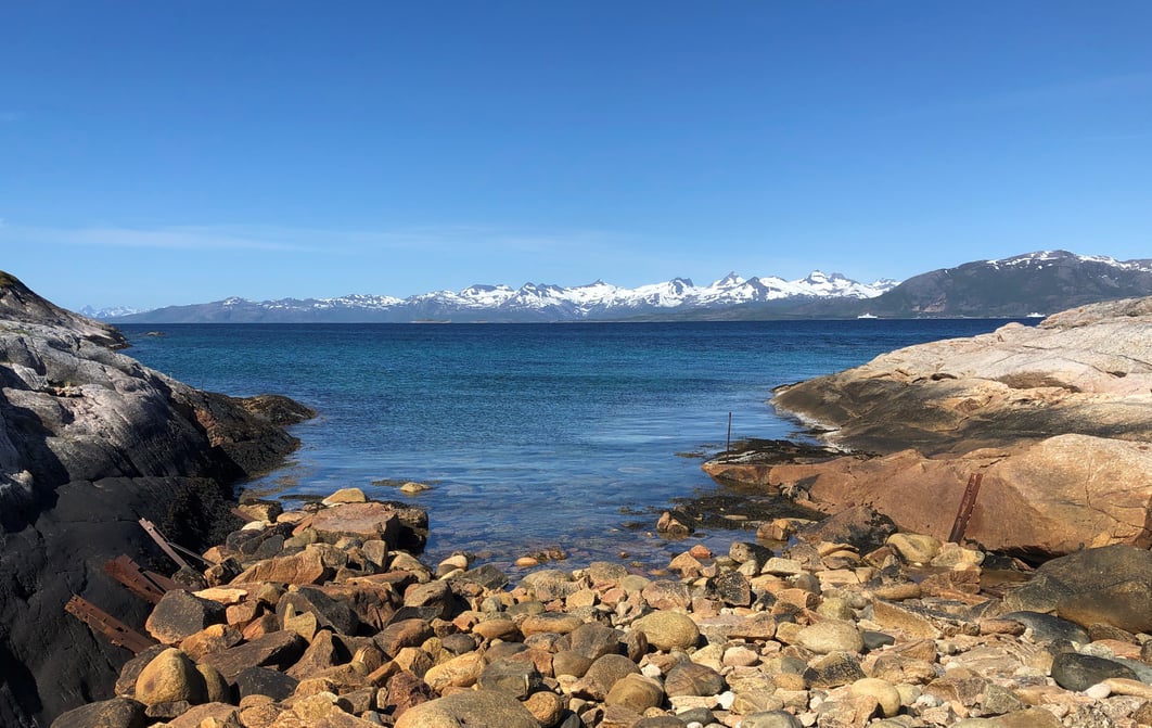 Ofotfjorden med snøkledde fjell i bakgrunnen 