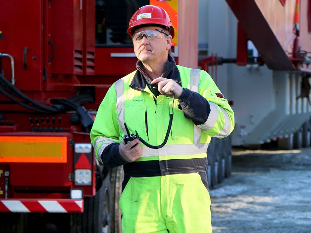Rune Flakk, leder for landtransport i Statnett Transport måler veien der transporten skal gå