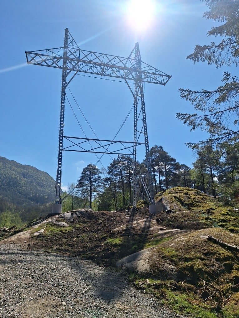 Viser bilde av første mast som er reist i Blåfalli-Gismarvik prosjektet