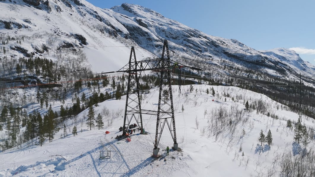 Bilde av mast og snø