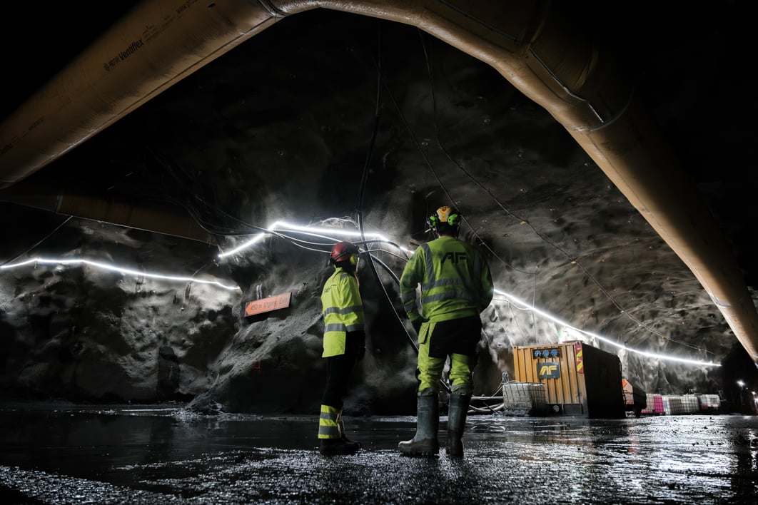 To mennesker i vernetøy i tunel