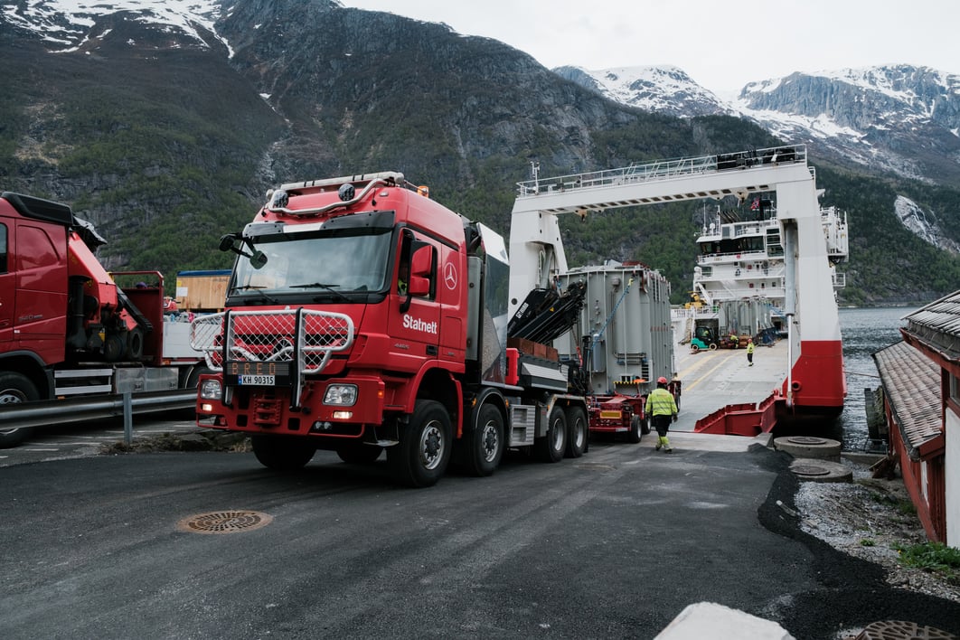 Bil kjører ut av båten Elektron