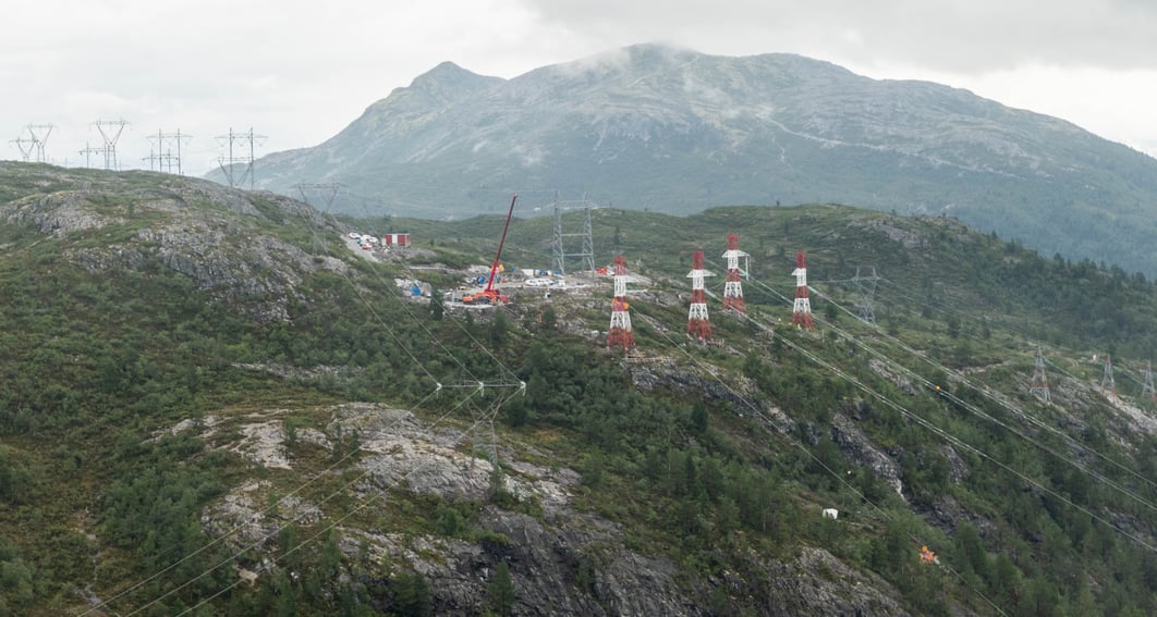 Her ser ein fjordspennbukkar, ny og gammal leidning. Den gamle leidningen skal rivast og arbeidet med dette startar til hausten.