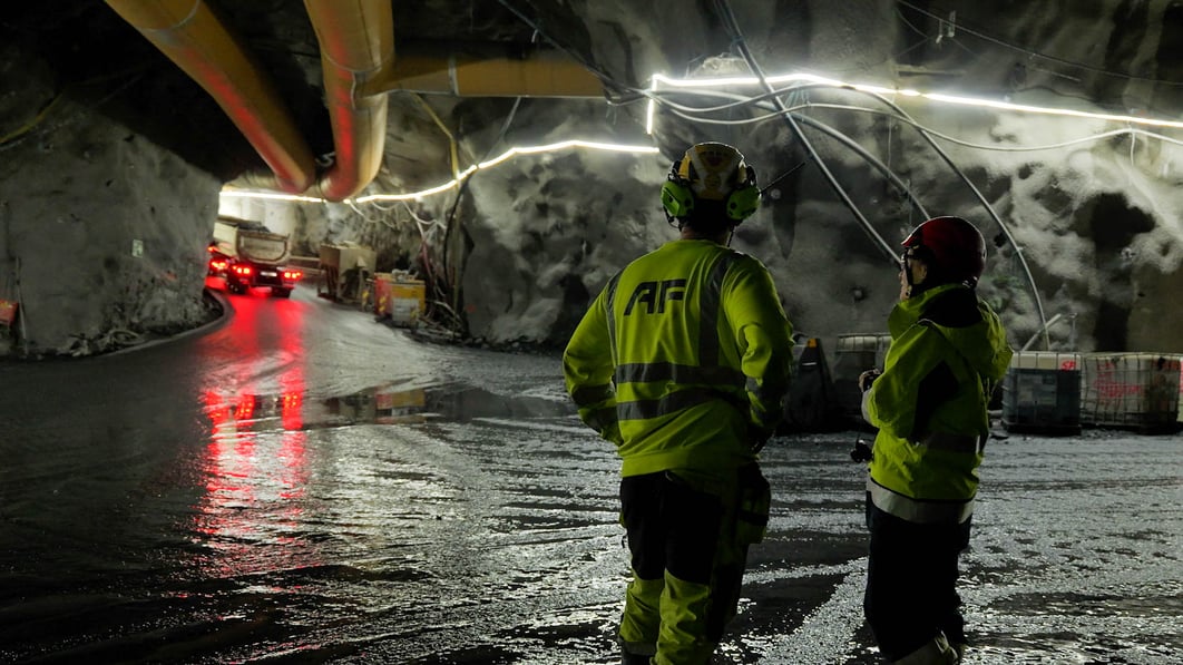 Bilde av to personer i vernetøy i en tunnel