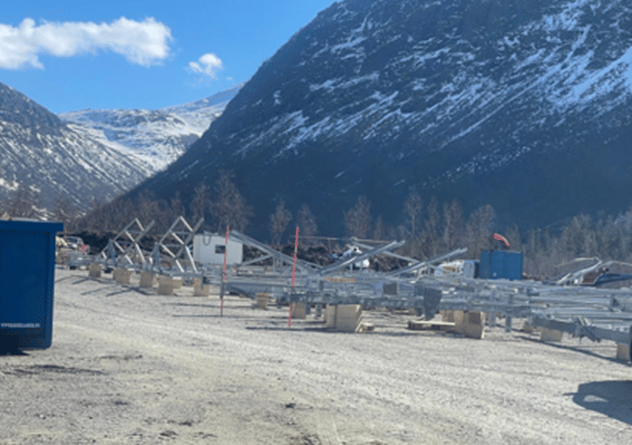 Mastestål premonteres på baseplasser både i Østbødalen og Kvenndalen