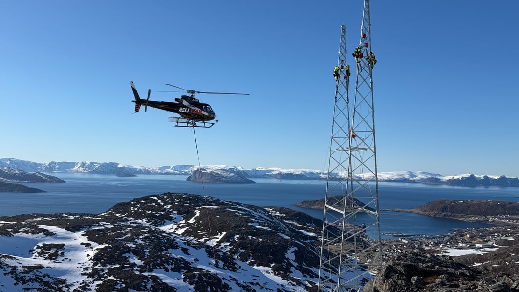 Mast, snø, himmel 