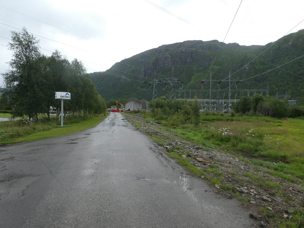 Bilde av en vei og natur