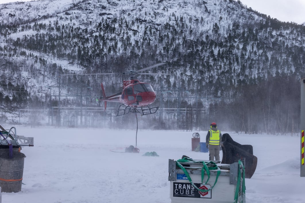 Bilde av helikopter som nesten har landet.