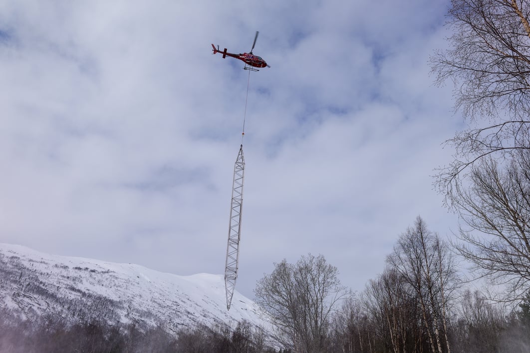 Helikopter og mast hengende ned