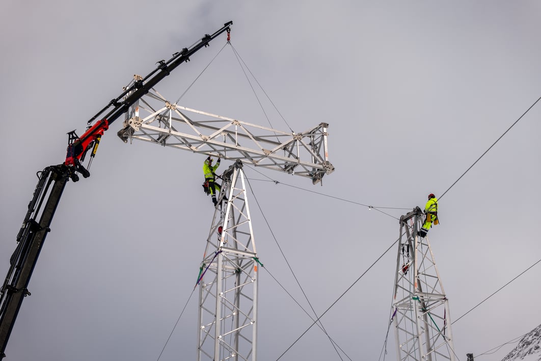 Bilde av to montører som monterer mast 