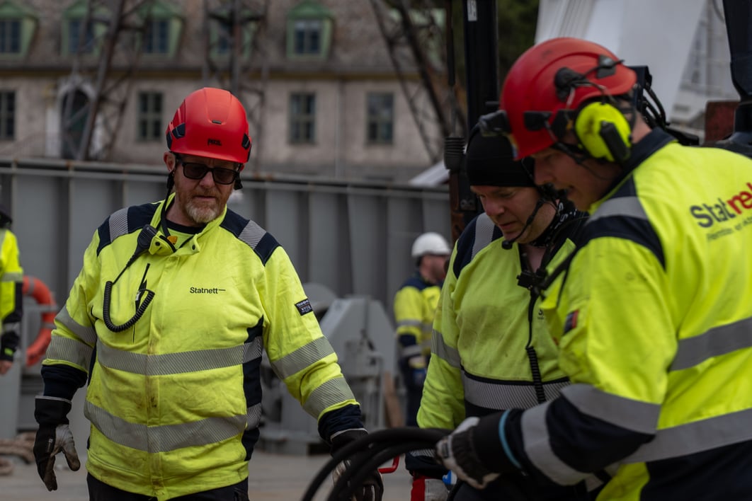 Tre personer arbeider 