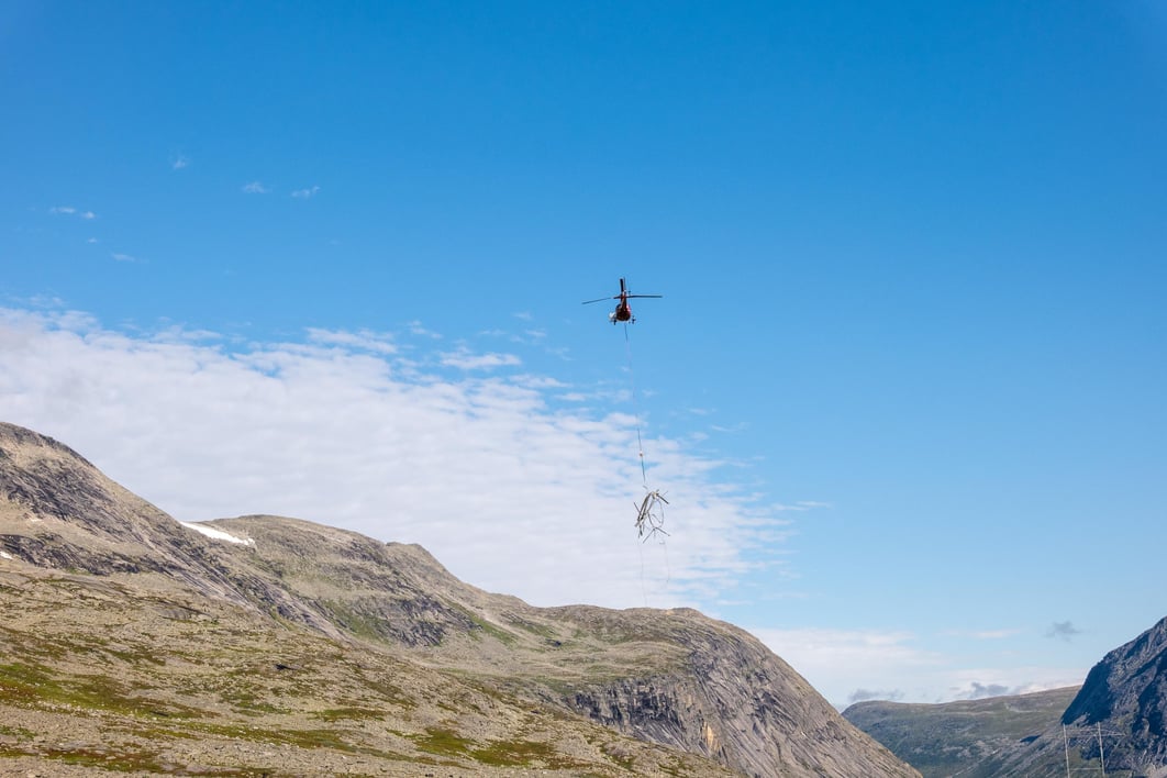 Bilde av helikopter og mastestål