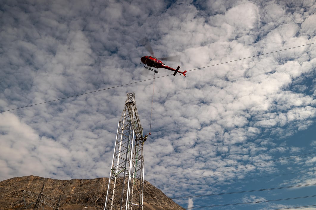 Bilde av et helikopter og en mast.