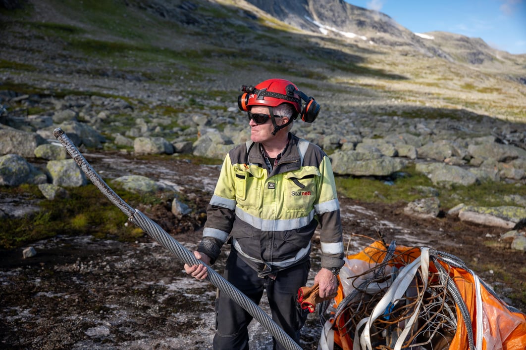 Bilde av en mann i vernetøy som holder en line.