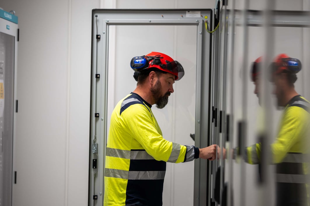 Bilde av en mann i et rom