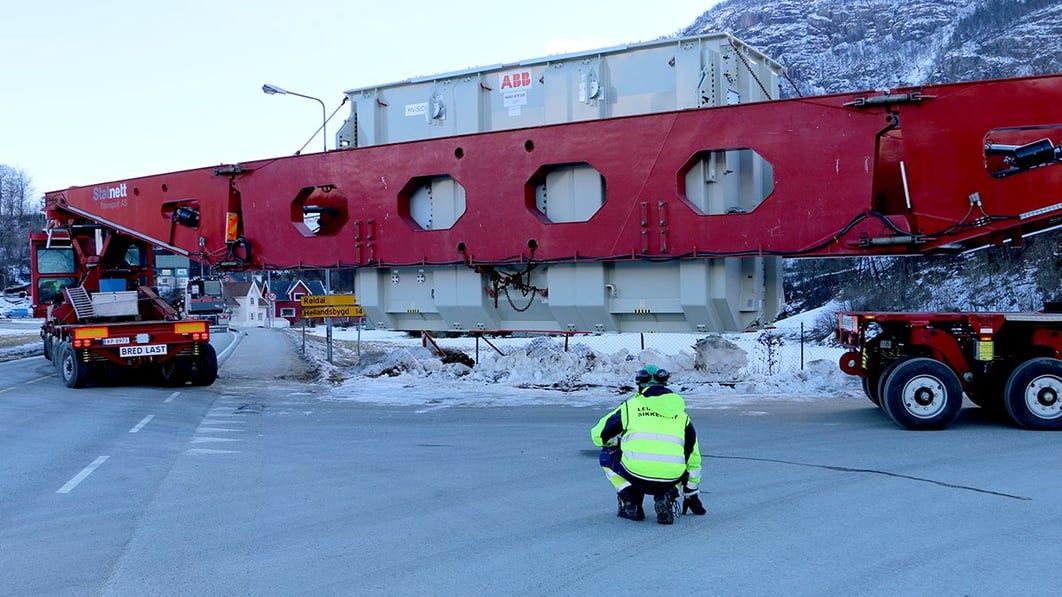 Transformatoren kjører rundt en krapp sving