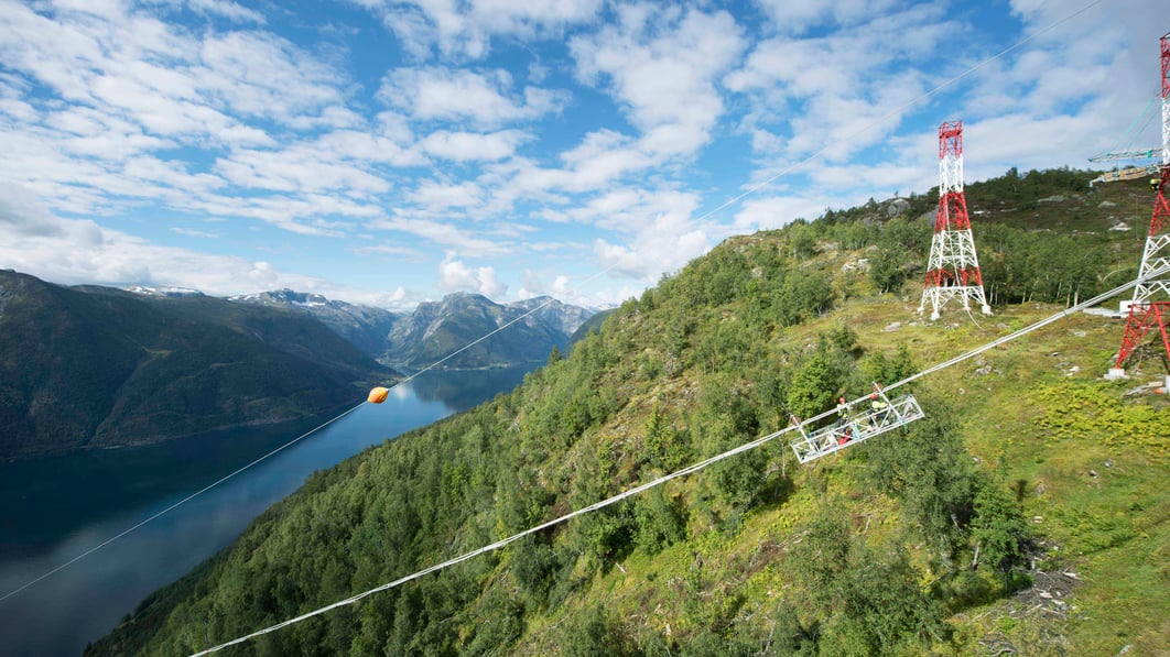Viser bygging av fjordspenn over Fjærlandsfjorden på Vestland