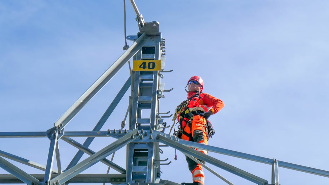 Illustrasjonsbilde av Statnett-ansatt i mast