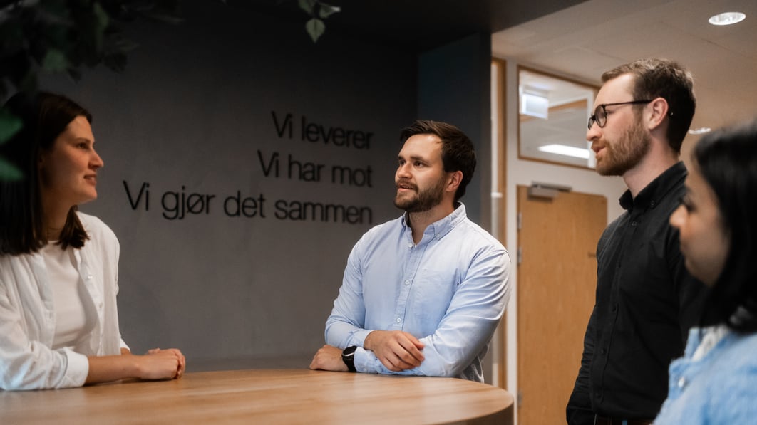 Bilde av personer på kontoret