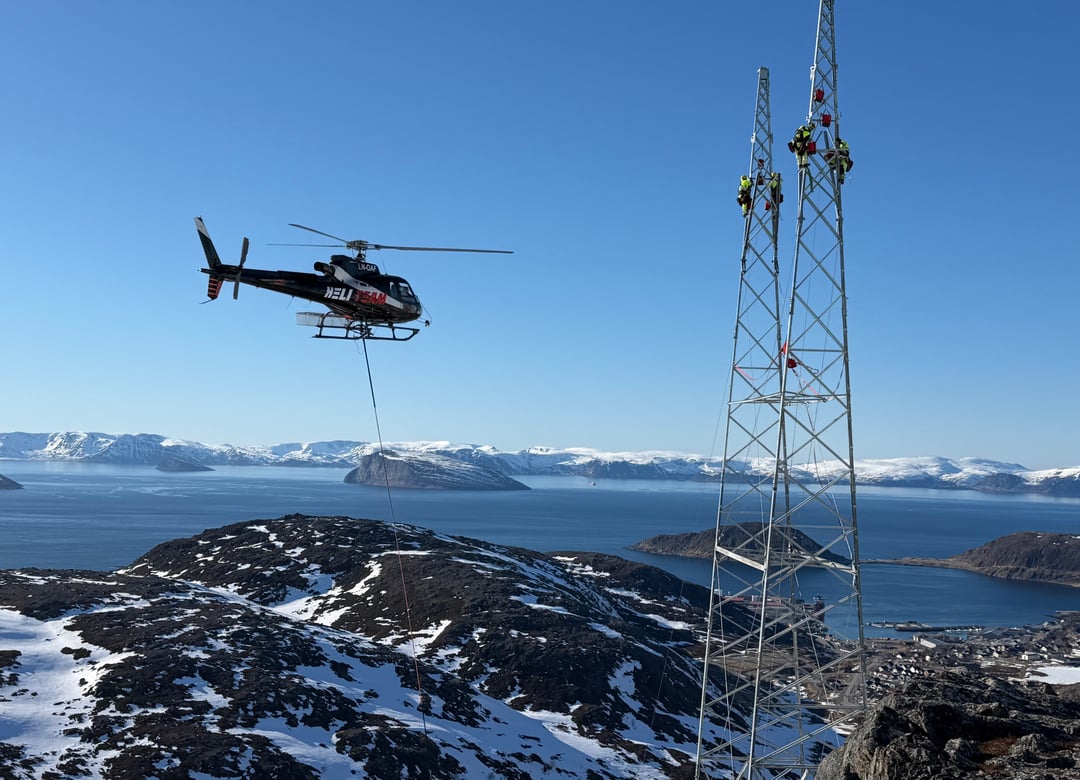 Arbeid ved Skadi-Hammerfest. Mastemontering med Helikopter.