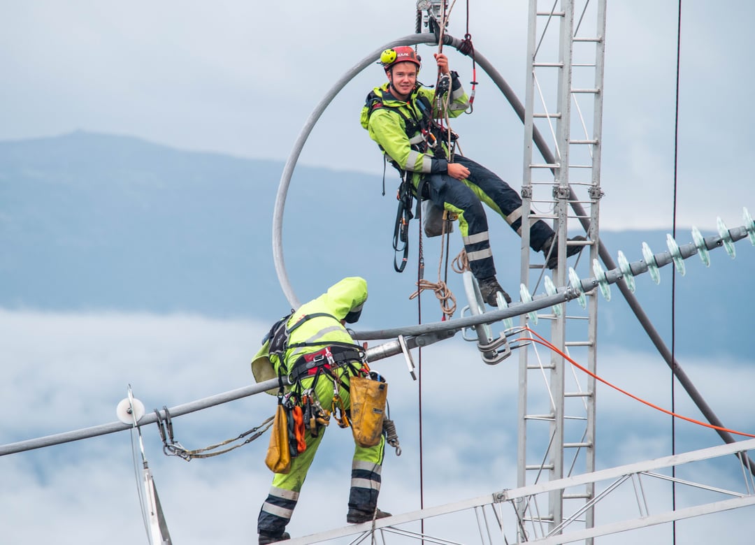 Statnett-medarbeider som jobber i mast.