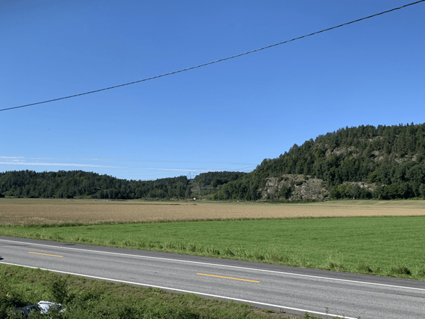  Gulliåsen rett frem i bildet. Tønsberg transformatorstasjon er planlagt i skogsfeltet til venstre for kraftgata.