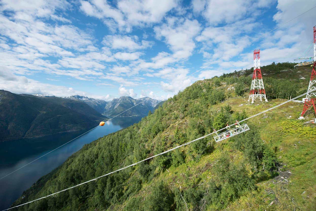Viser bygging av fjordspenn over Fjærlandsfjorden på Vestland