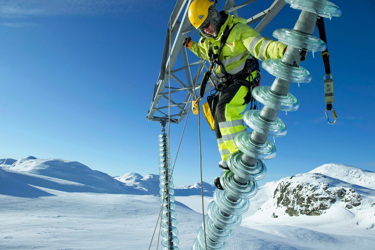 Illustrasjonsbilde, arbeid i kraftmast vinter.