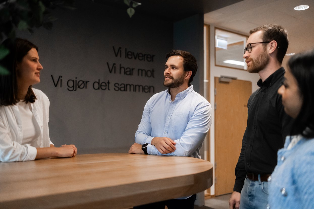 Bilde av personer på kontoret