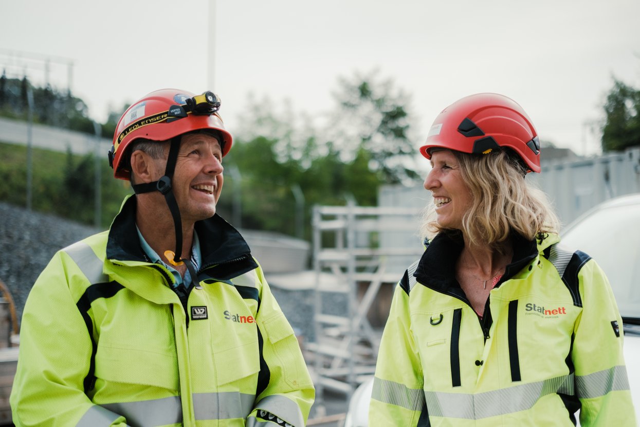 Bilde av Cathrine Lund Larsen og Thomas Weisser Fennefoss på Hamang transformatorstasjon.