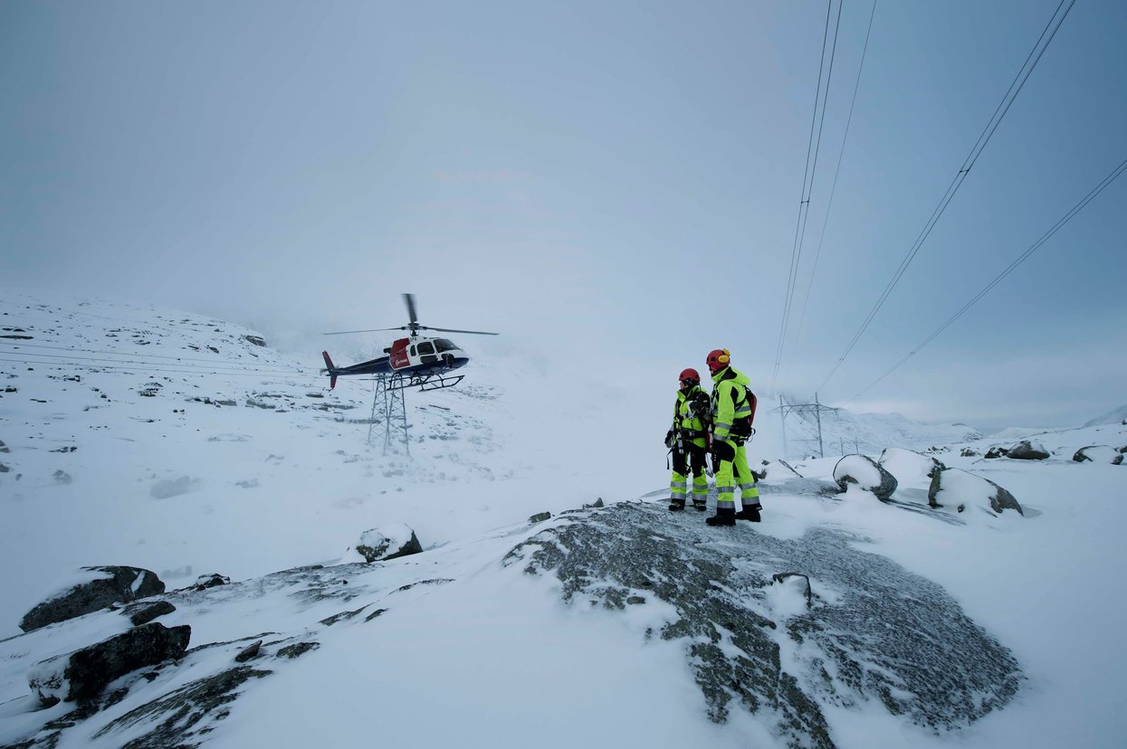Picture of helicopter and Statnett crew in field.