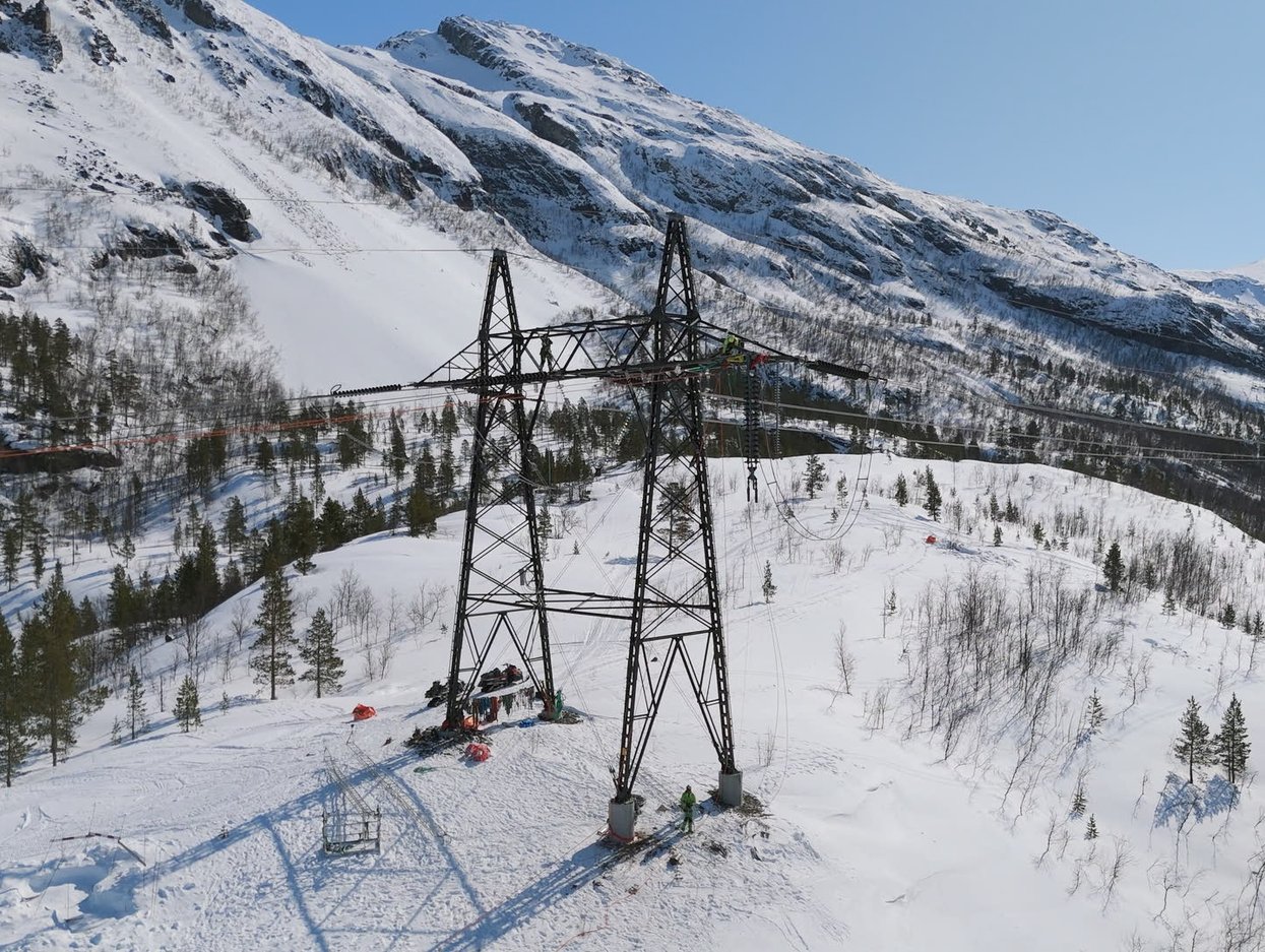 Bilde av mast i snø