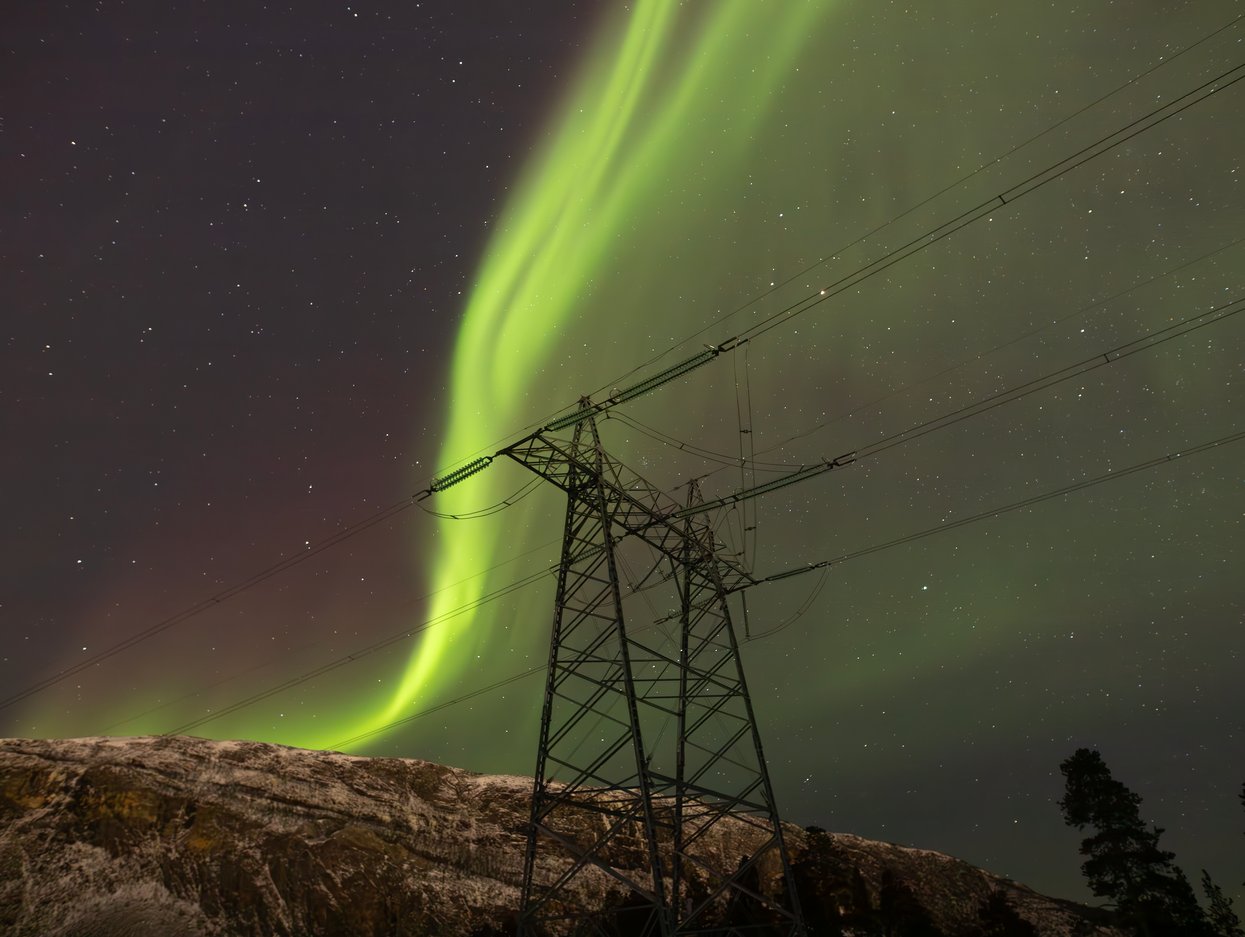 Mast med nordlys. Foto: Malvin Henriksen/Statnett