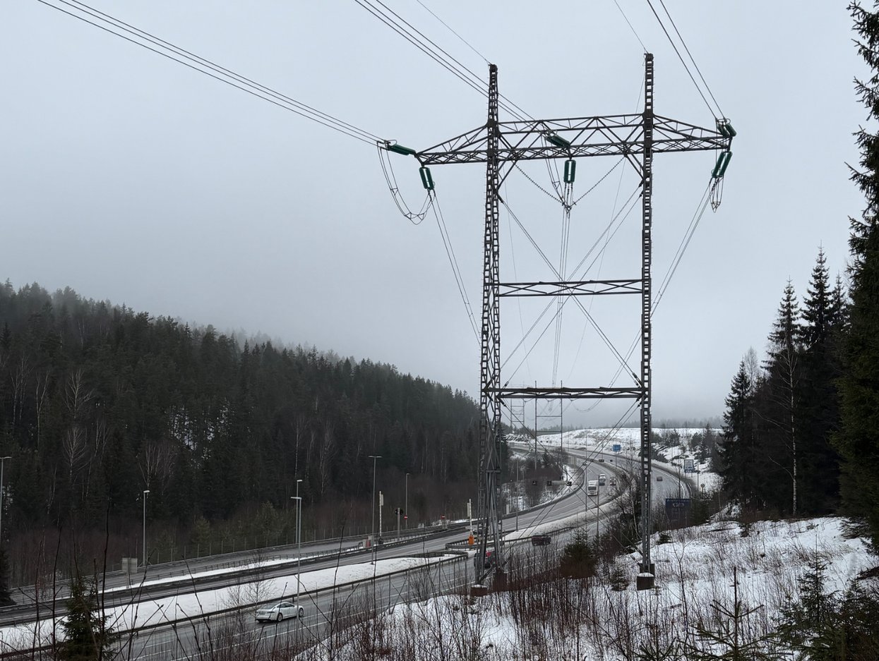 Bilde av kraftledning og bilvei