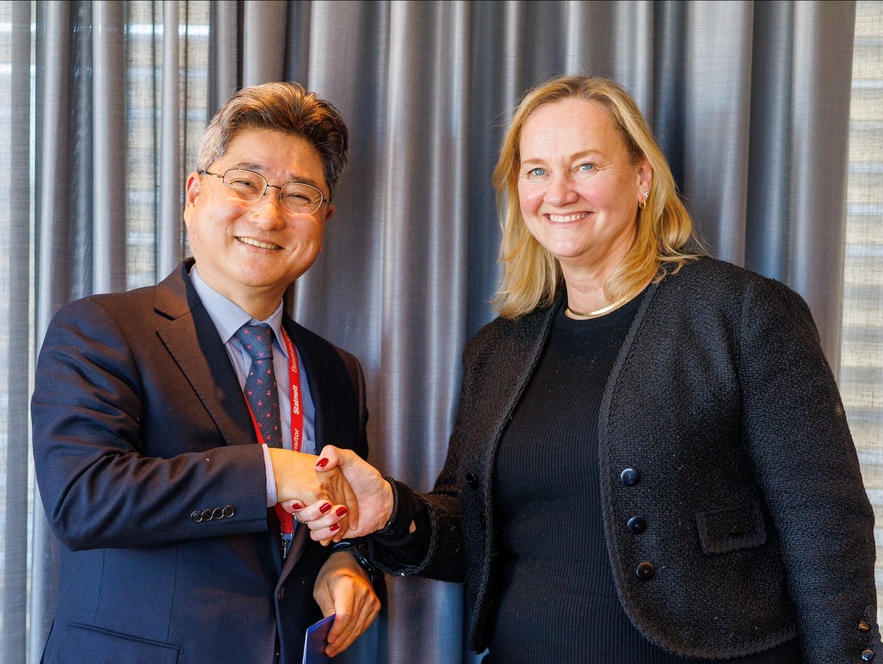Sang Seok You, Director Cable Division Iljin Electric Co. Ltd og Elisabeth Vike Vardheim, konserndirektør for Nett i Statnett