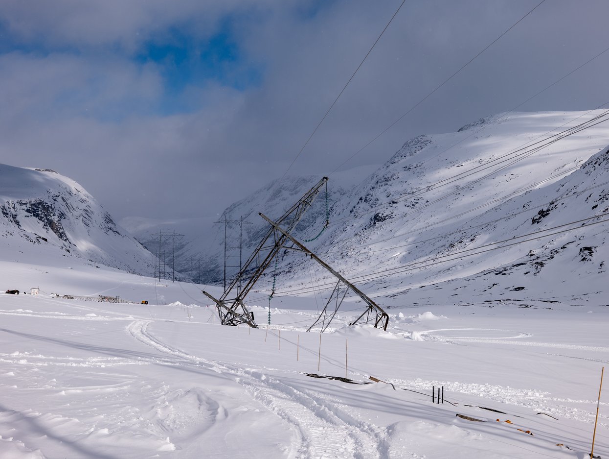 Bilde av en mast, snø og fjell
