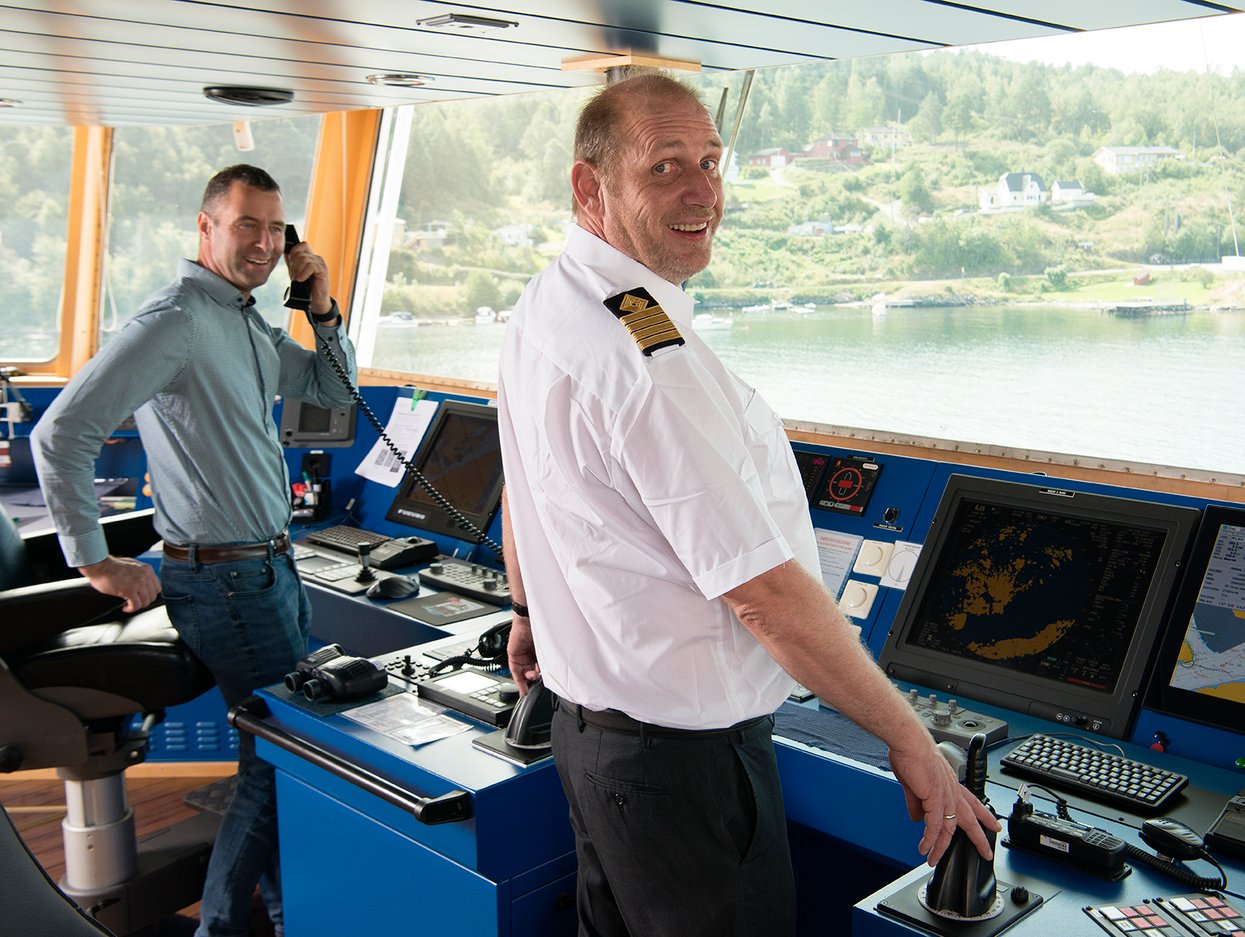 Kaptein Vidar Paulsen og førstestyrmann Jan Tougaard står på broen. 