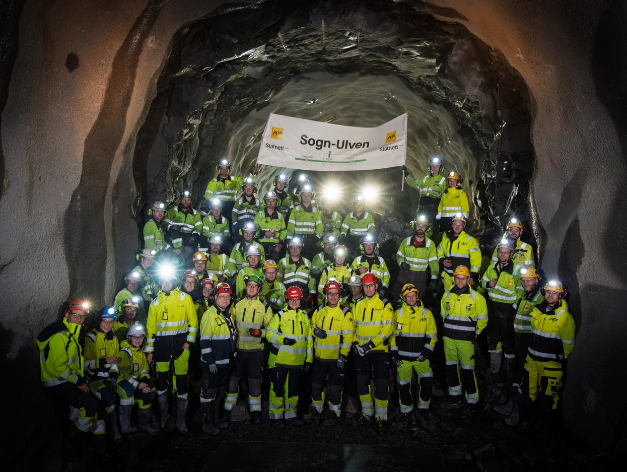 Fellesbilde av folk i verneklær i tunnel