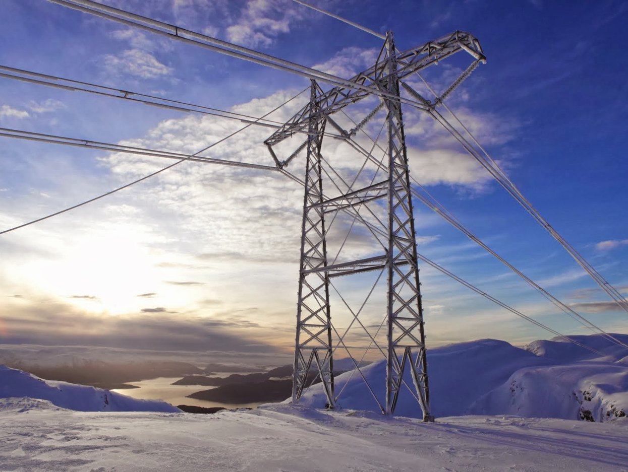 Strømmast på fjellet om vinteren.