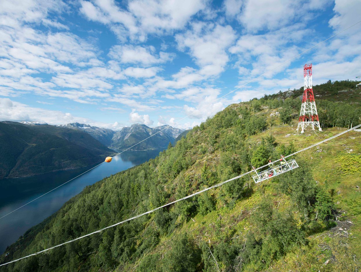 Viser bygging av fjordspenn over Fjærlandsfjorden på Vestland