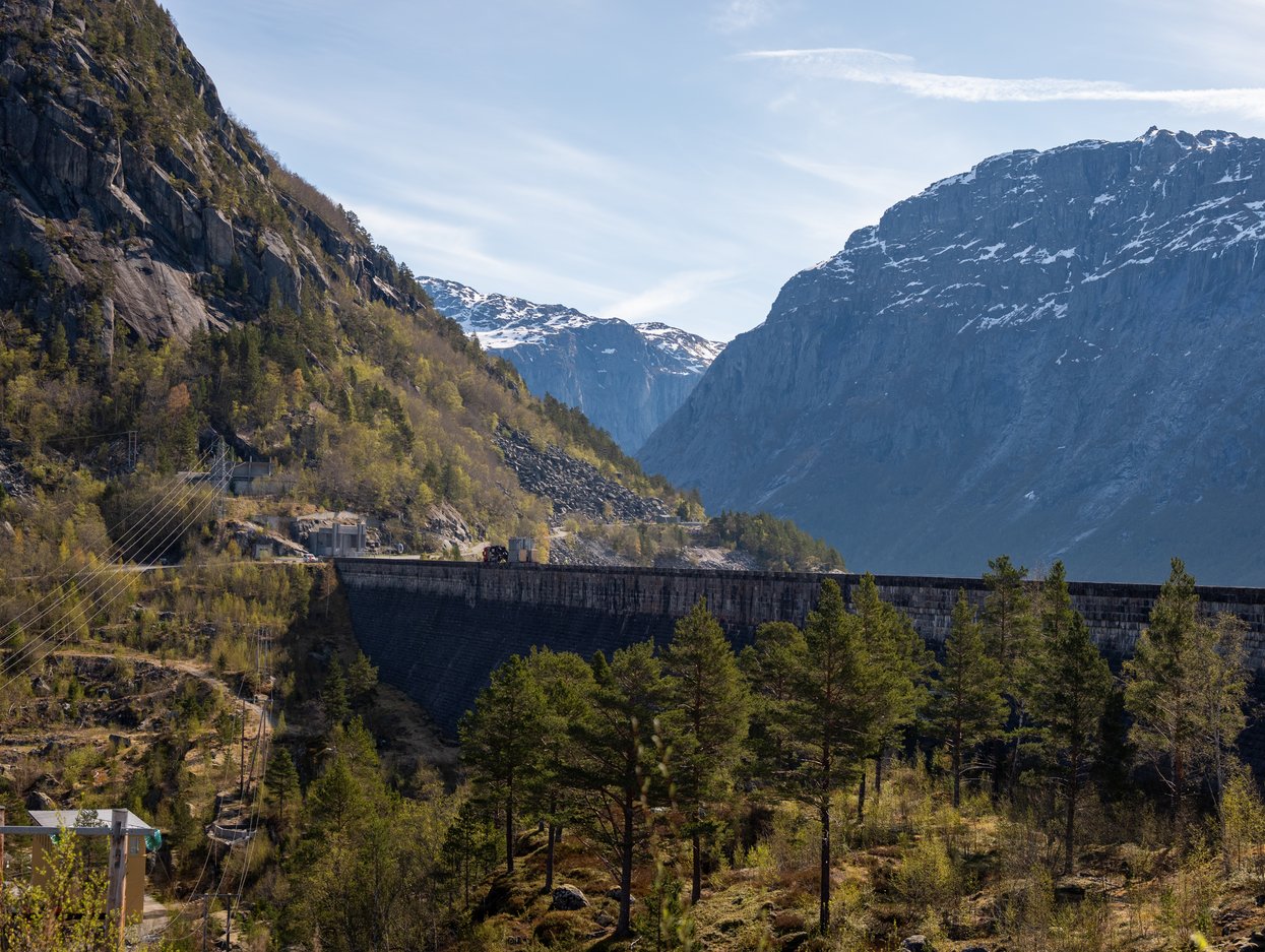 Bilde av en bru, fjell og himmel