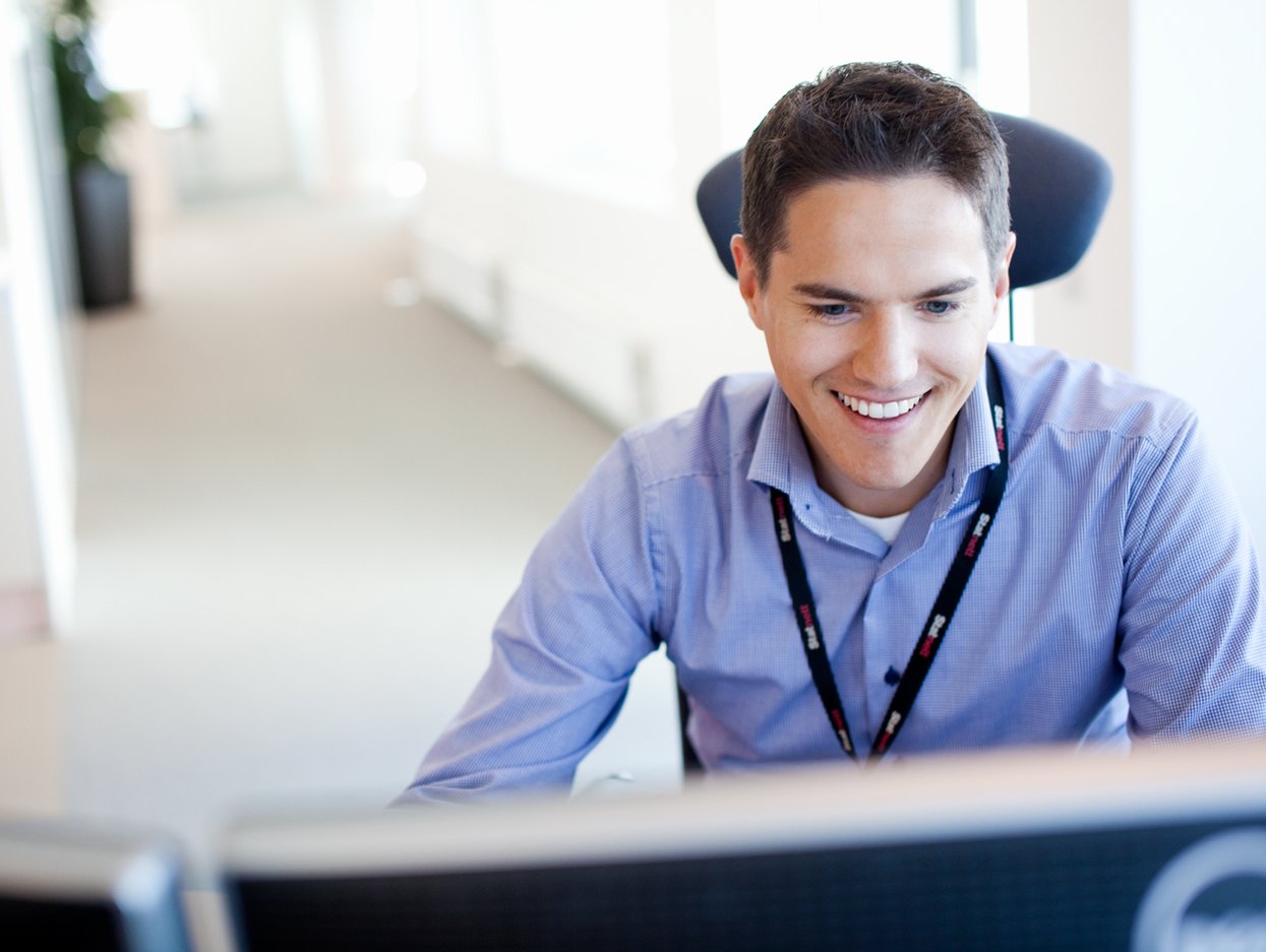 Ansatt som leser på pc skjerm