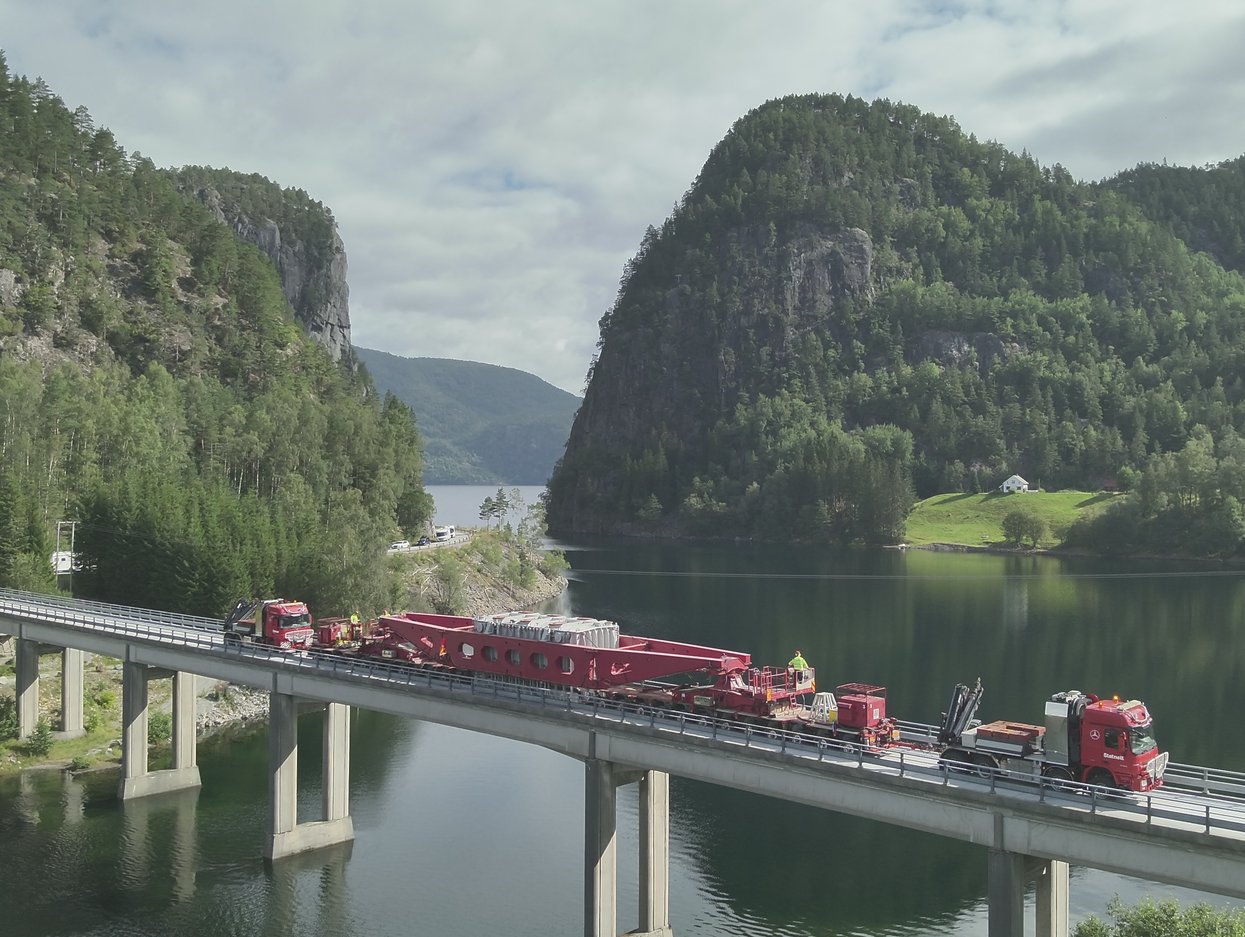 Bilde av tungtransport på en bro