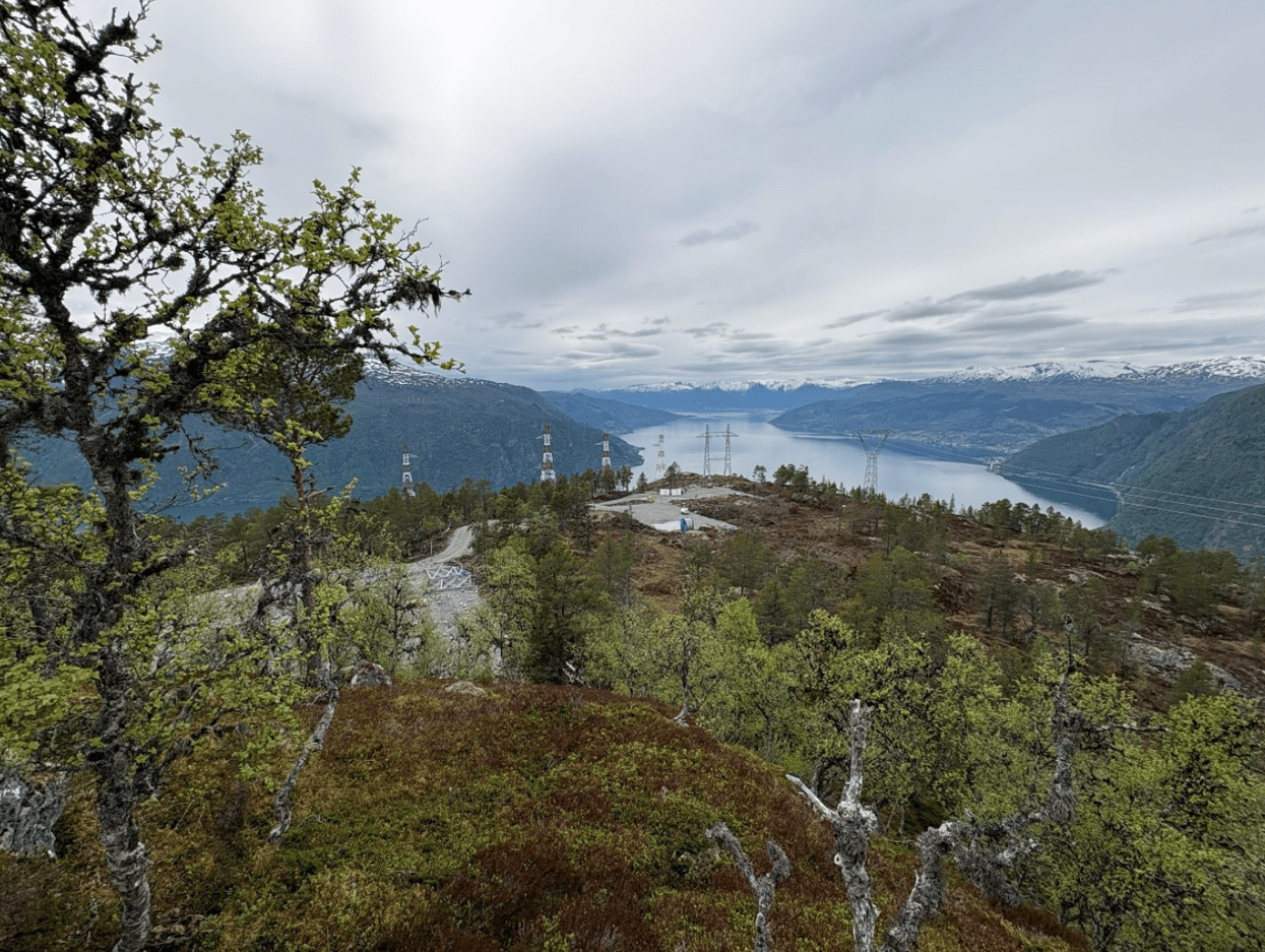 Bilde av fjord og master