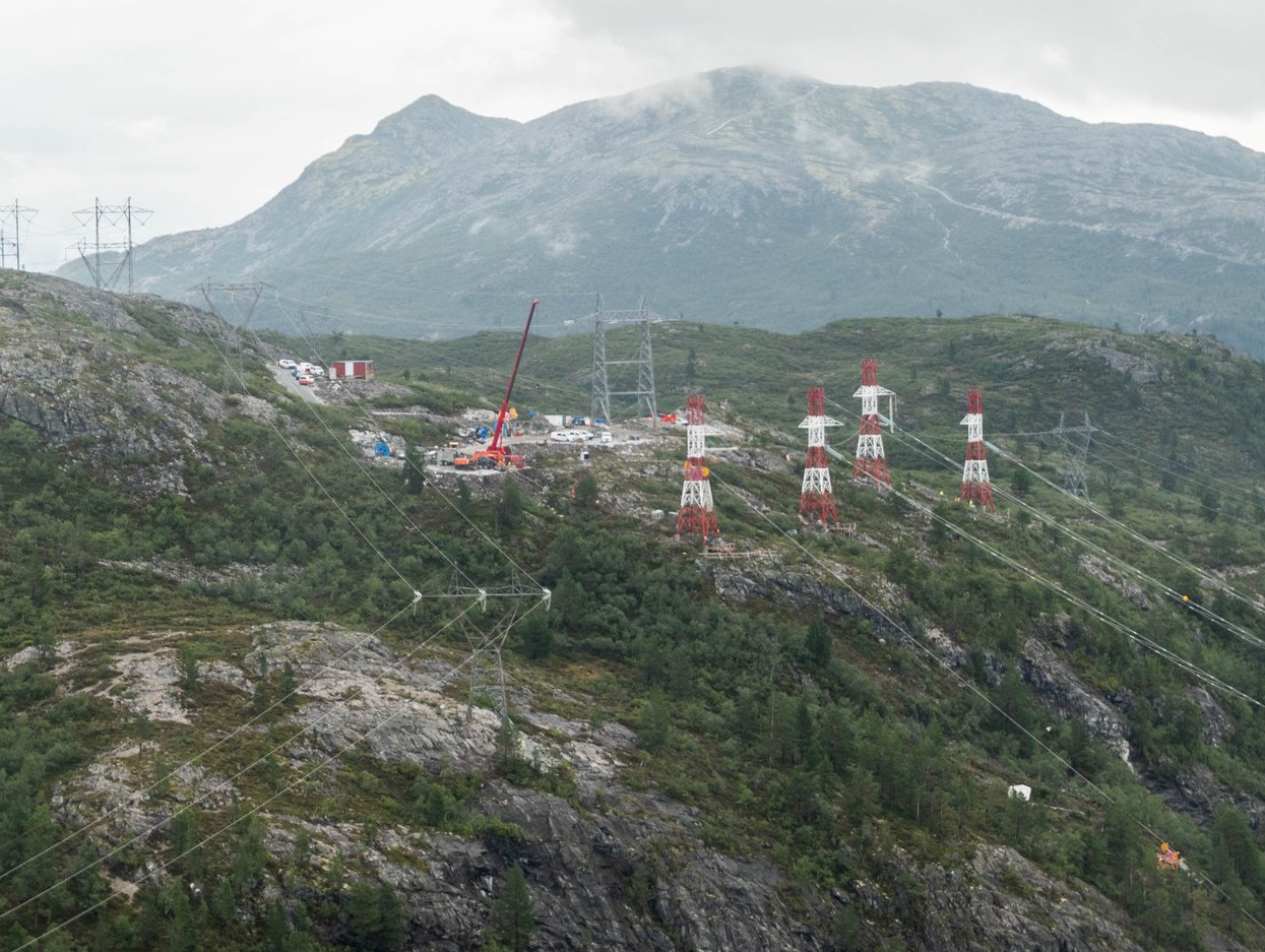 Bilde av fjordspennbukkar, samt ny og gamal leidning mellom Sogndal og Aurland