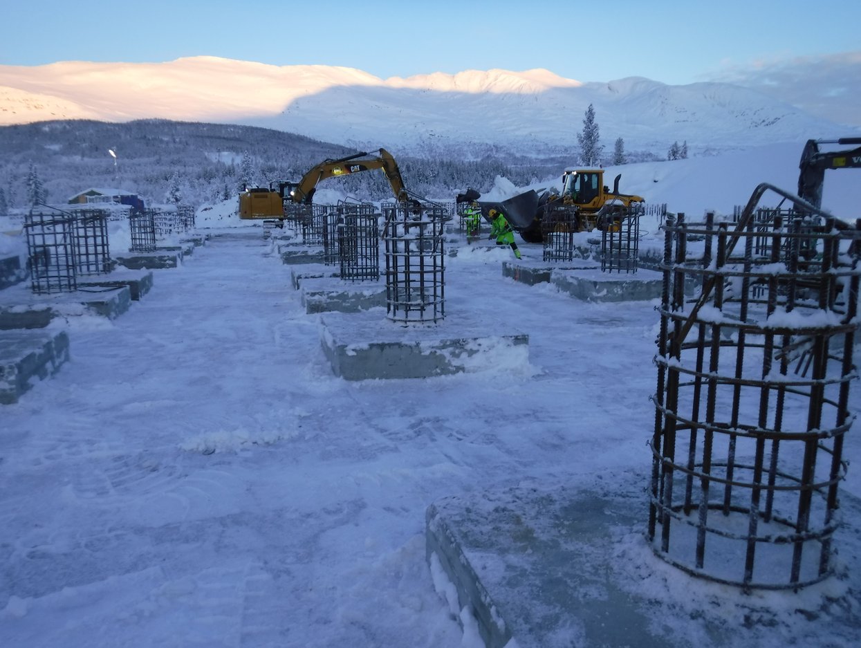 Anleggsarbeid ved Kobbvatnet stasjon i et snødekt fjellandskap