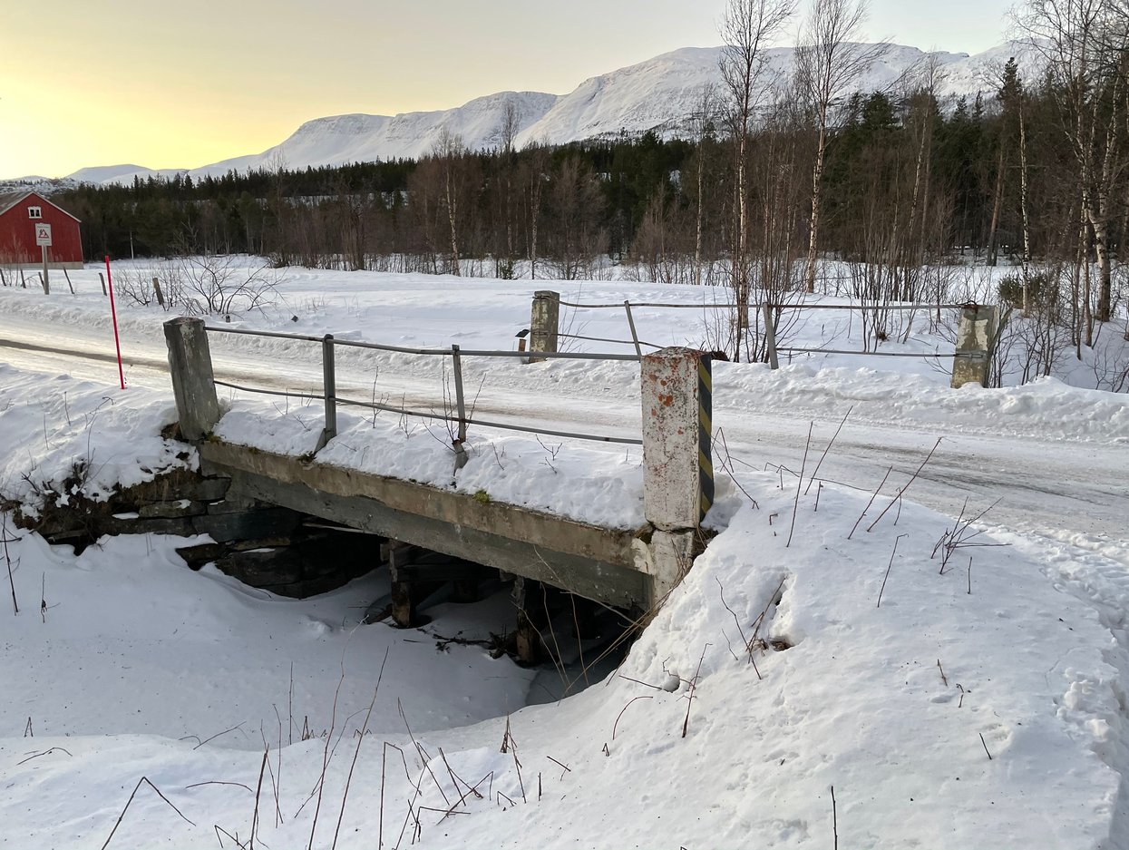 Gammel liten bro på vinterstid 