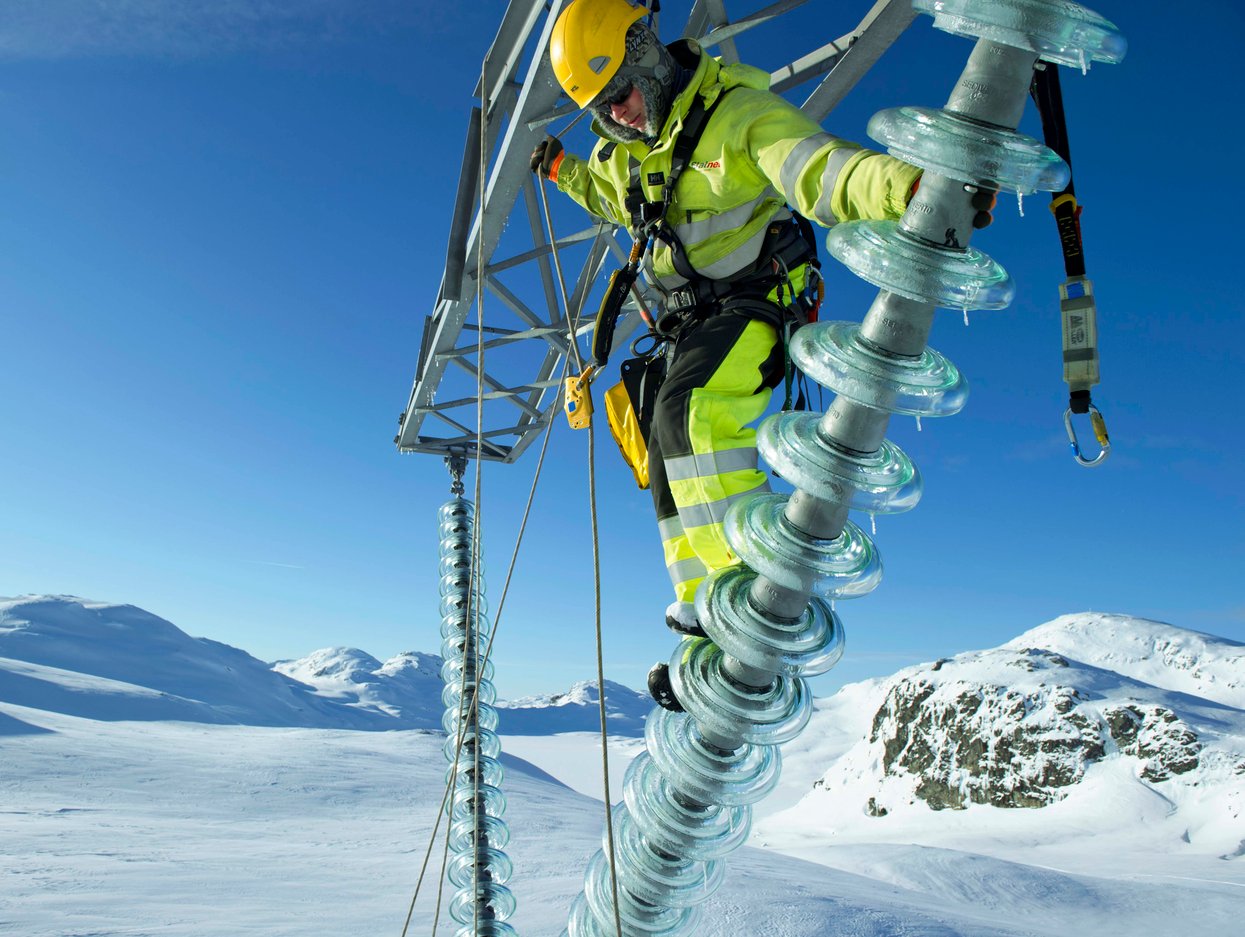 Illustrasjonsbilde, arbeid i kraftmast vinter.