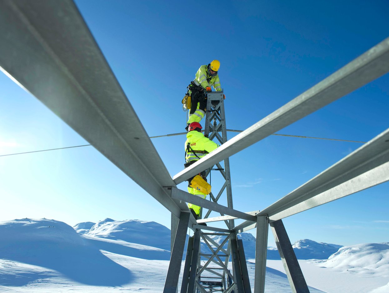 Elmontører som vedlikeholder kraftledning