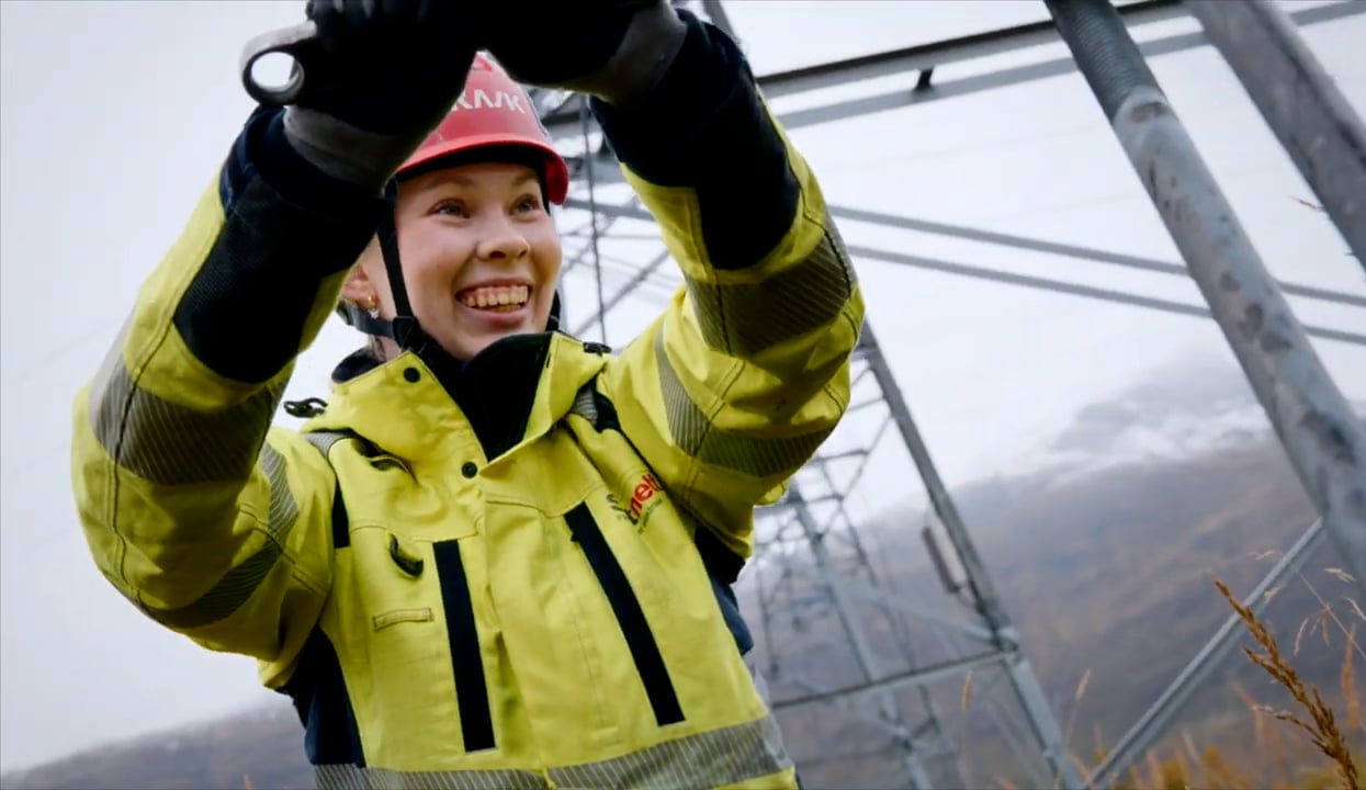 Lærling som utfører mastearbeid
